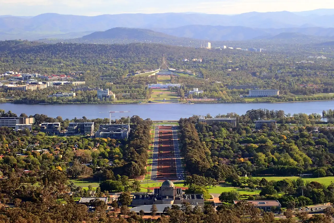 มุมสูงของใจกลางแคนเบอร์รา ถนน Anzac Parade และ War Memorial ชื่อไฟล์ใน Commons ระบุว่าถ่ายจาก Mount Ainslie Lookout ภาพจาก Wikimedia Commons ผู้ถ่าย Orion Kahza สัญญา CC0 ไม่ระบุปีที่ถ่าย