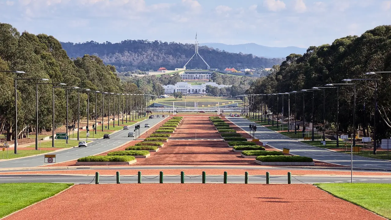 ถนน Anzac Parade มองจาก Australian War Memorial ไปยังเนินที่ตั้ง Parliament House ภาพจาก Wikimedia Commons ผู้ถ่าย Thennicke สัญญา CC BY-SA 4.0 ไม่ระบุปีที่ถ่าย