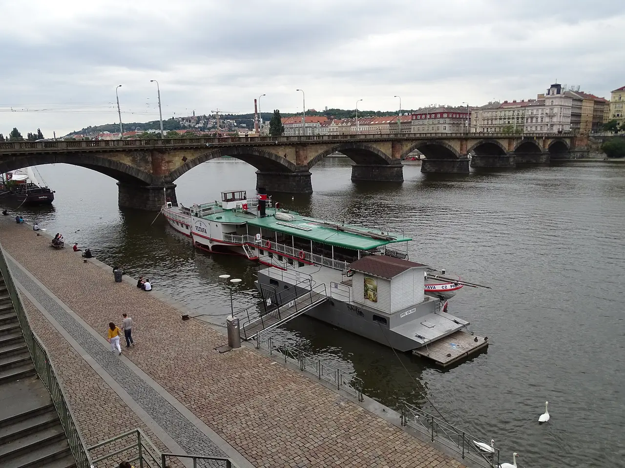 เรือกลไฟ Vltava ที่ท่า Rašínovo nábřeží ใกล้สะพาน Palacký ภาพจาก Wikimedia Commons ผู้ถ่าย ŠJů สัญญา CC BY 4.0 ปีที่ถ่ายไม่ระบุ
