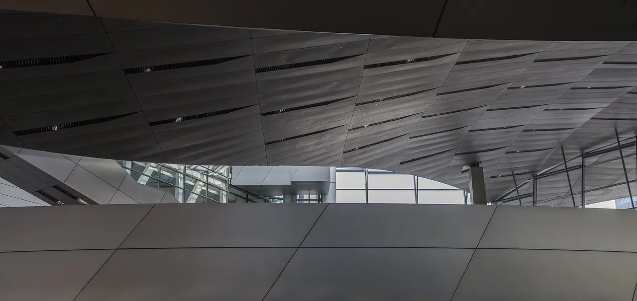 เพดานโลหะและช่องแสงภายใน BMW Welt ภาพจาก Wikimedia Commons ผู้ถ่าย Diego Delso สัญญา CC BY-SA 3.0 ถ่ายปี 2556