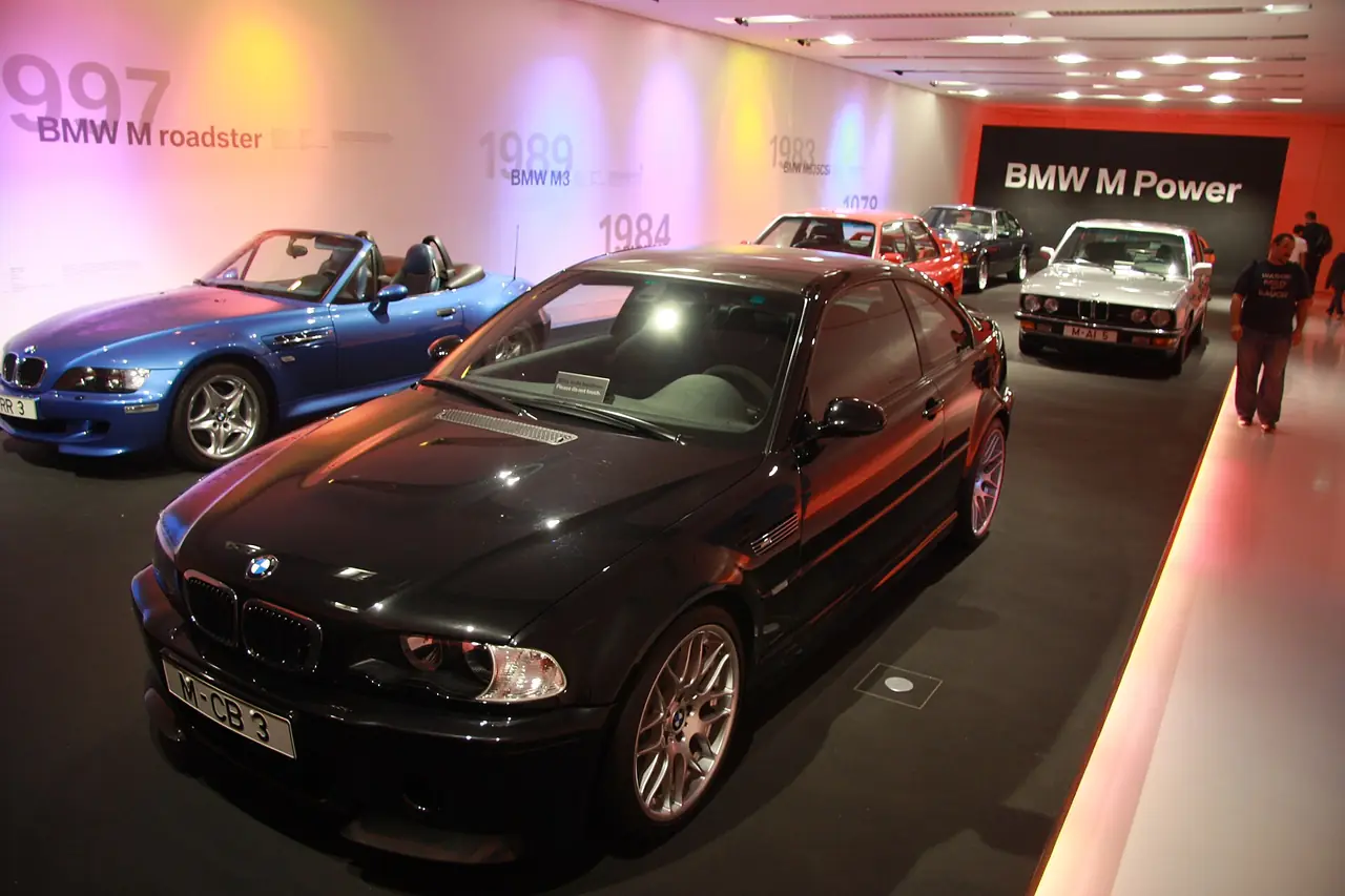 ห้อง BMW M Power แสดงรถ M3 และรถ M รุ่นต่างๆ ตามปีที่ผนัง ภาพจาก Wikimedia Commons ผู้ถ่าย Jiří Sedláček สัญญา CC BY-SA 4.0 ปีที่ถ่ายไม่ระบุ