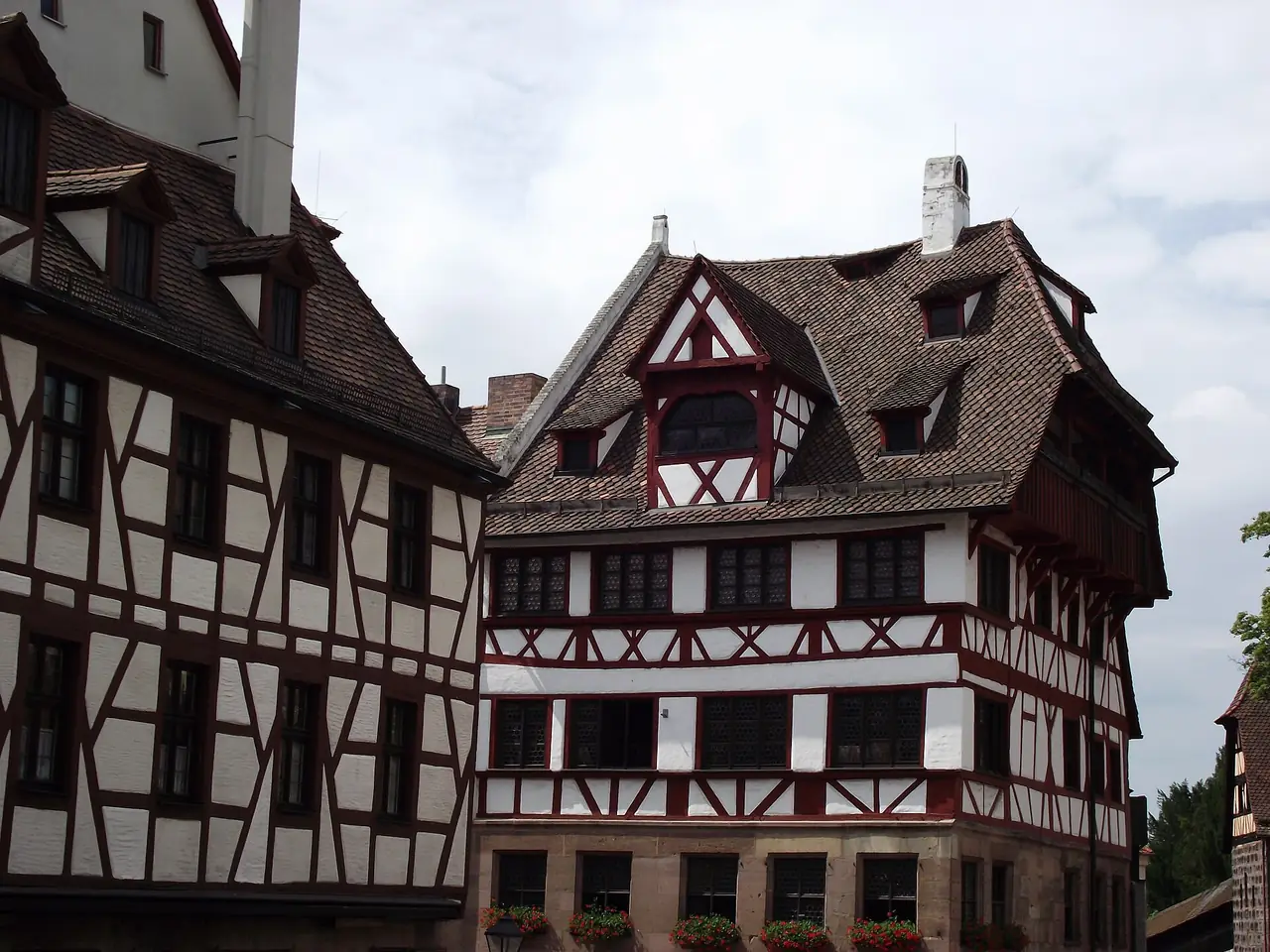 บ้านไม้ครึ่งปูนที่ระบุว่าเป็นบ้านของ Albrecht Dürer ใกล้ปราสาท ภาพจาก Wikimedia Commons ผู้ถ่าย Fred Romero สัญญา CC BY 2.0 ปีที่ถ่ายไม่ระบุ