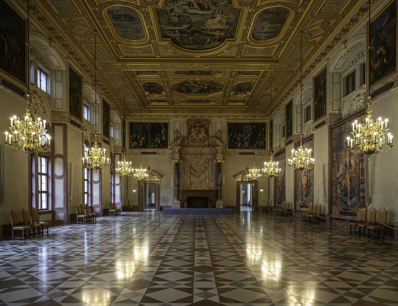 Kaisersaal (Imperial Hall) ห้องจัดงานยุคบาโรกตอนต้น ภาพจาก Wikimedia Commons ผู้ถ่าย Wilfredor สัญญา CC0 ปีที่ถ่ายไม่ระบุ ห้องนี้สร้างขึ้นใหม่และเสร็จปี 1985 ตามเว็บ Residenz