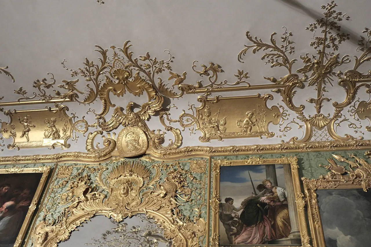 ลายปูนปั้นปิดทองและกรอบภาพในห้อง Green Gallery ของ Ornate Rooms ภาพจาก Wikimedia Commons ผู้ถ่าย GFreihalter สัญญา CC BY-SA 4.0 ปีที่ถ่ายไม่ระบุ