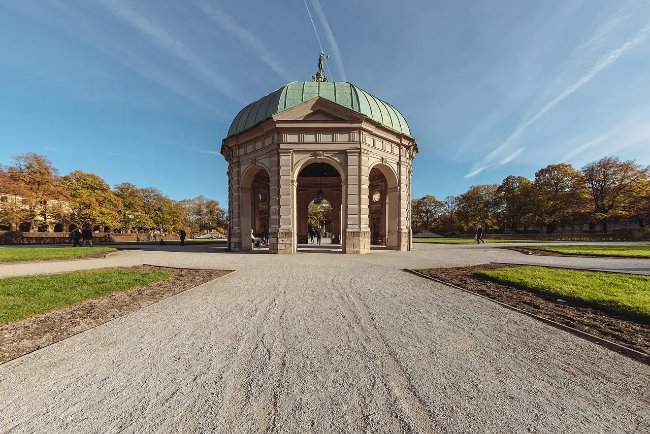 ศาลากลางสวน Hofgarten (Dianatempel) ที่เว็บ Residenz ระบุว่าออกแบบปี 1615 ภาพจาก Wikimedia Commons ผู้ถ่าย Flocci Nivis สัญญา CC BY 4.0 ถ่ายพฤศจิกายน 2565