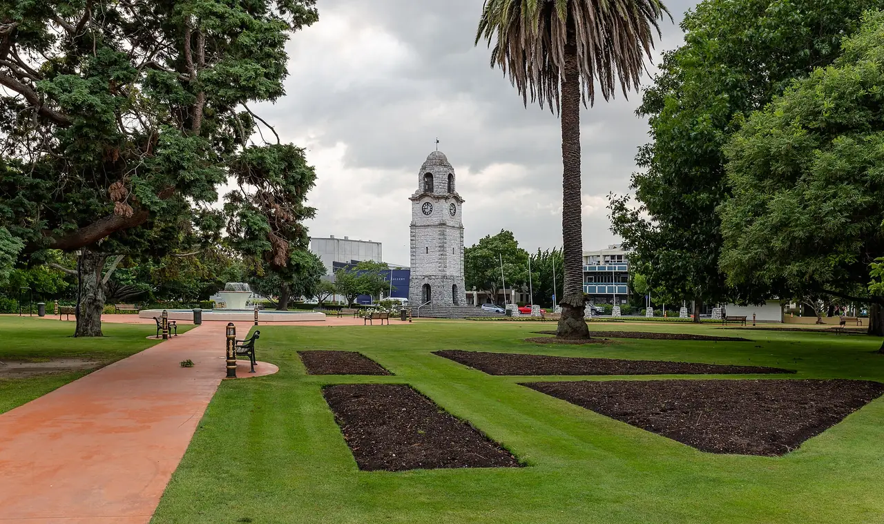 หอนาฬิกาและสวนที่ Seymour Square ใจกลาง Blenheim ภาพจาก Wikimedia Commons ผู้ถ่าย Michal Klajban สัญญา CC BY-SA 4.0 ไม่ระบุปีที่ถ่าย
