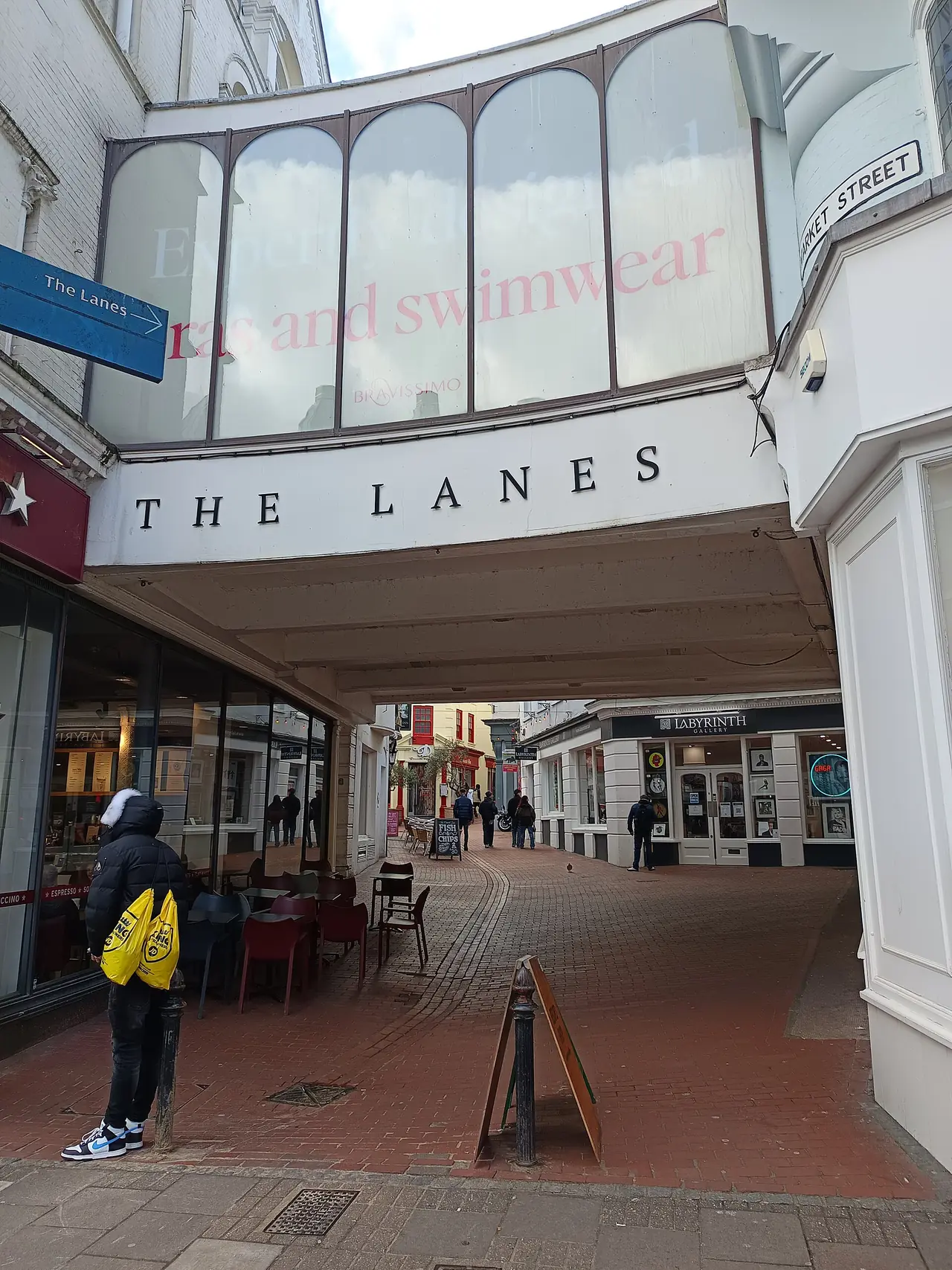 ป้ายทางเข้าซอย The Lanes ในไบรตัน ภาพจาก Wikimedia Commons ผู้ถ่าย Fry72 สัญญา CC BY-SA 4.0 ไม่ระบุปีที่ถ่าย