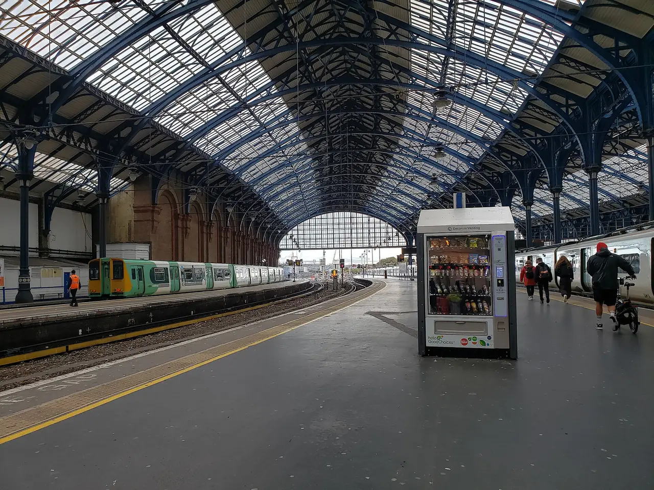 ภายในสถานีรถไฟ Brighton ใต้หลังคาโครงเหล็กและกระจก ภาพจาก Wikimedia Commons ผู้ถ่าย Andy Li สัญญา CC0 ถ่ายเดือนพฤศจิกายน 2022