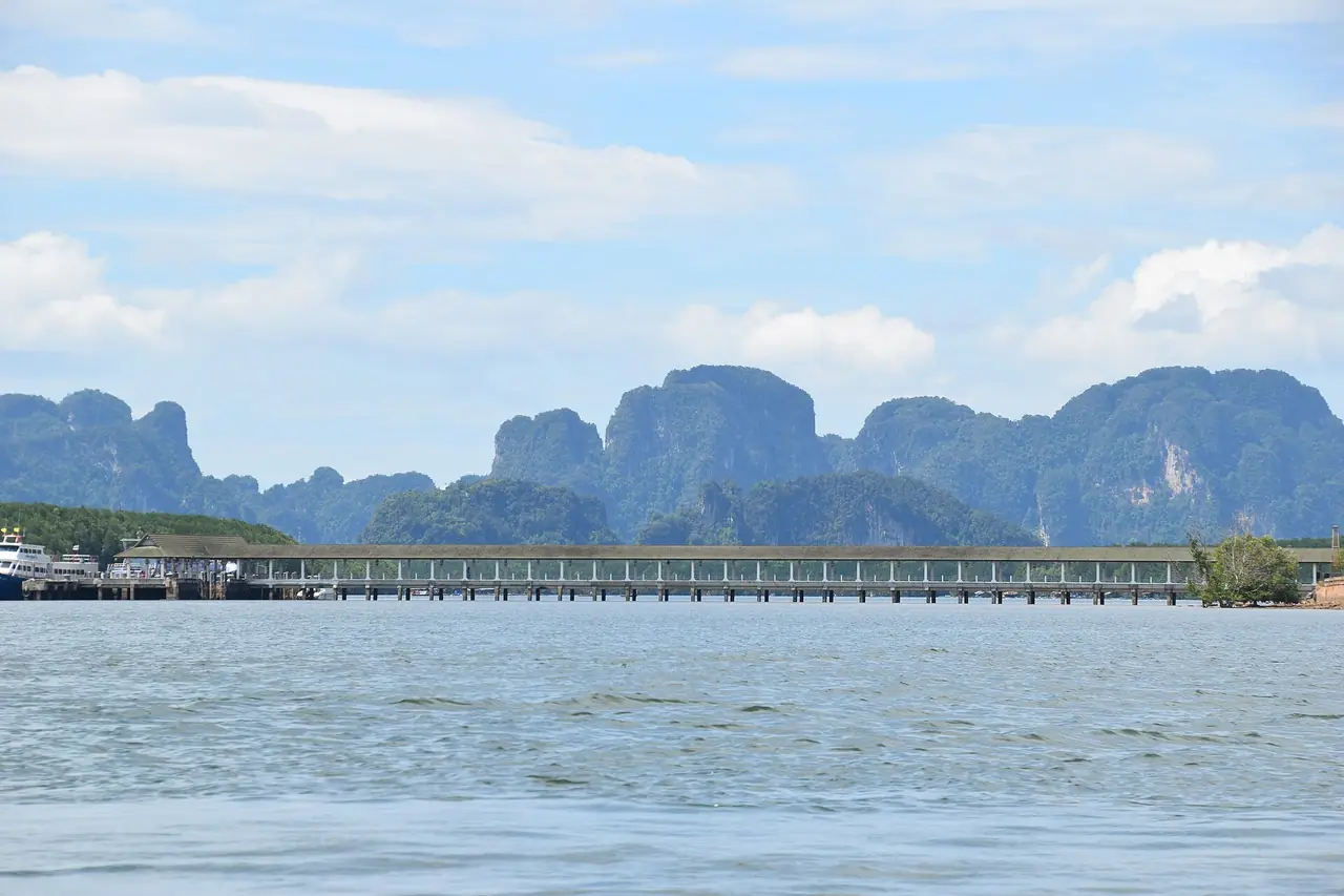 ภาพกระบี่: ท่าเรือเฟอร์รี่คลองจิหลาดไปเกาะพีพี: เวลาเรือ ราคา วิธีไปท่า