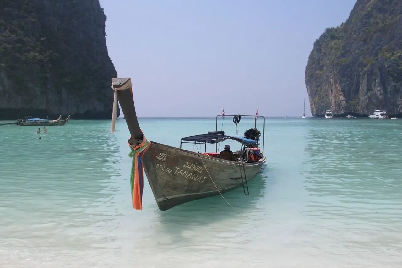 ภาพกระบี่: ทัวร์เกาะพีพีจากกระบี่: เทียบโปรแกรม เรือ ค่าอุทยาน