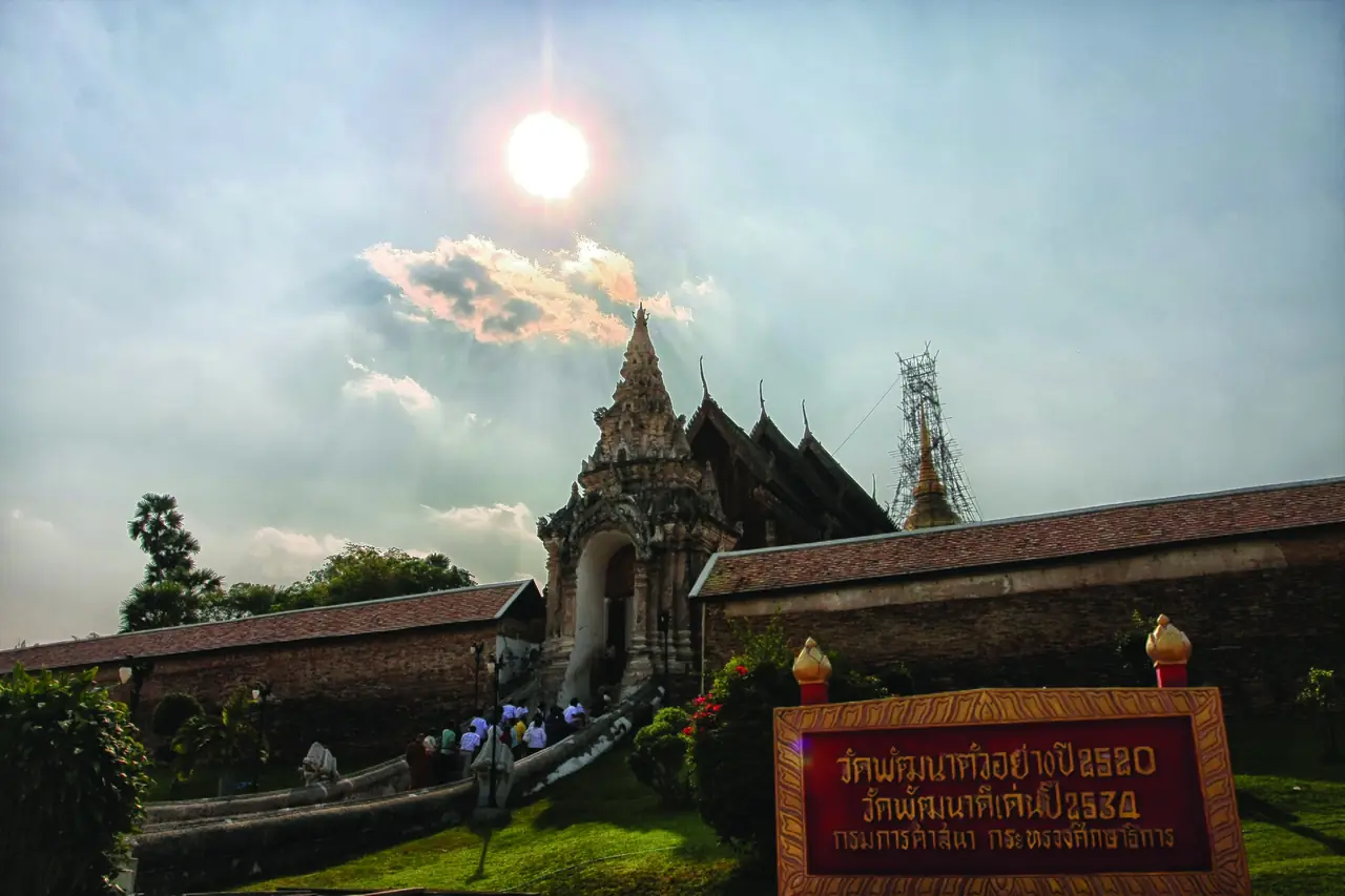 ภาพลำปาง: วัดพระธาตุลำปางหลวง ค่าเข้า เวลา ภาพกลับหัว ไหล่หิน จอมปิง
