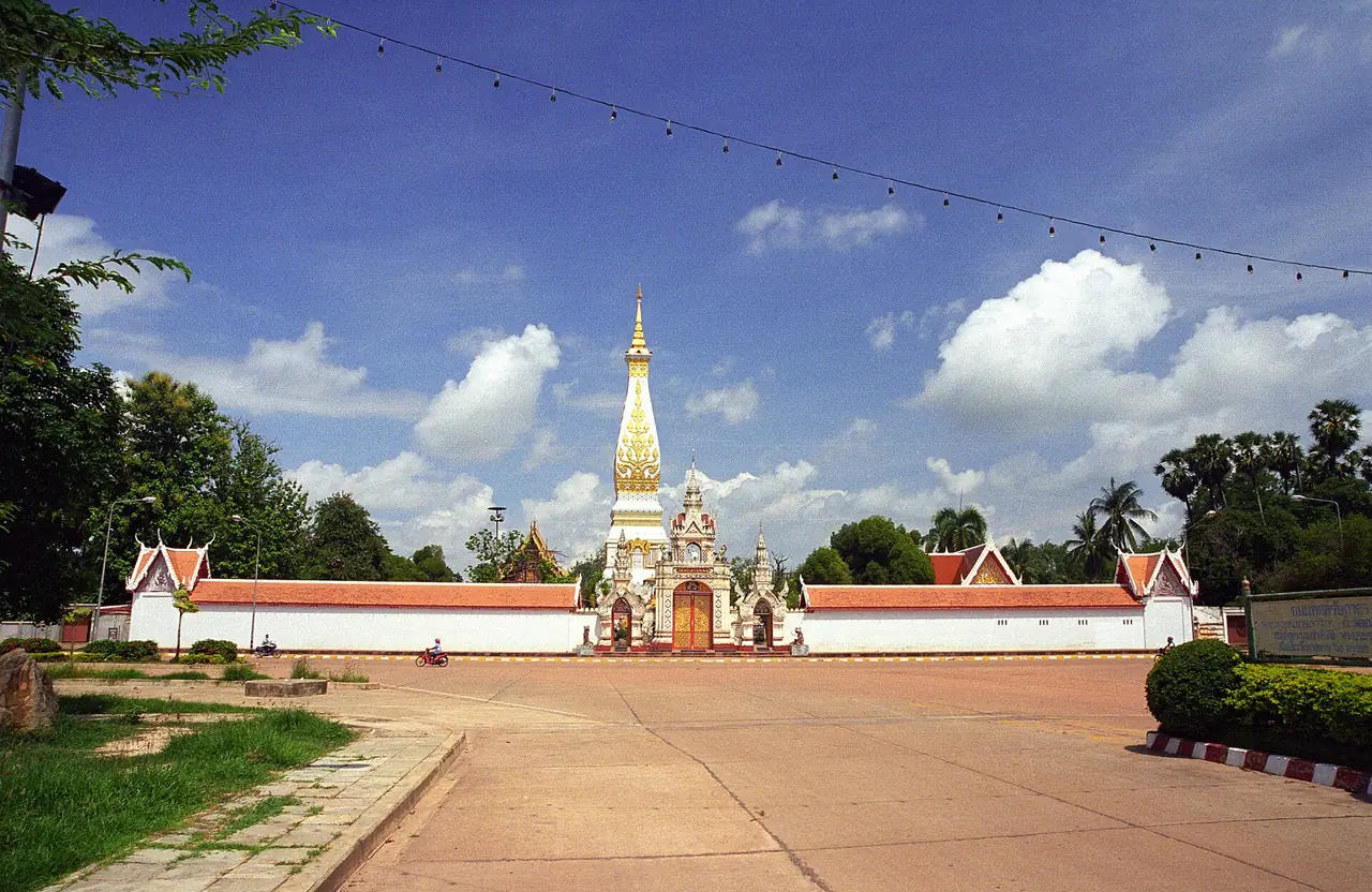ภาพนครพนม: วัดพระธาตุพนม ธาตุพนม เวลาเปิด งานนมัสการ การเดินทาง