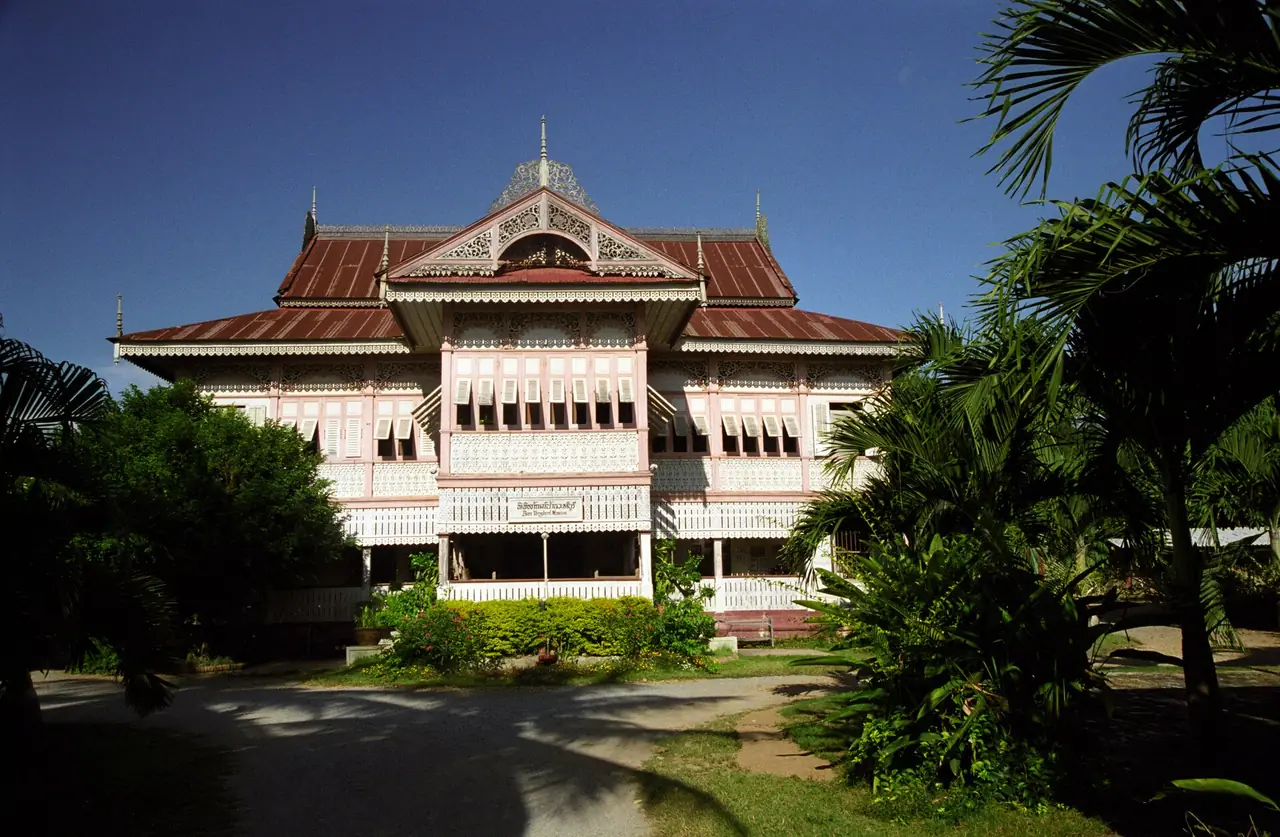 ภาพแพร่: เมืองเก่าแพร่ คุ้มเจ้าหลวง วงศ์บุรี วัดจอมสวรรค์ ค่าเข้า