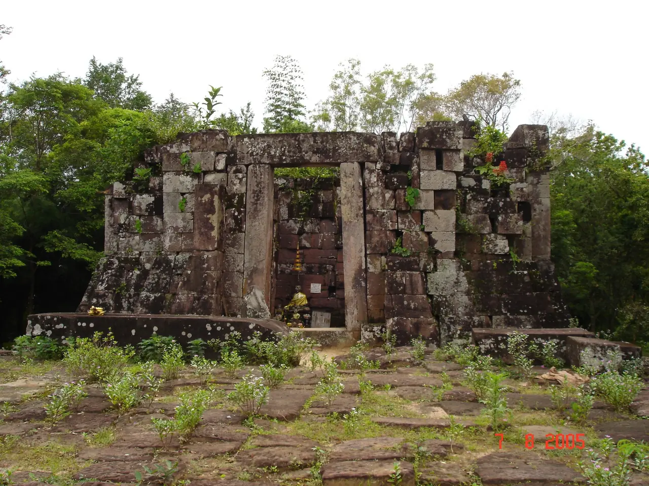 ภาพสกลนคร: ปราสาทขอมสกลนคร นารายณ์เจงเวง ภูเพ็ก พระธาตุดุม วัดป่า