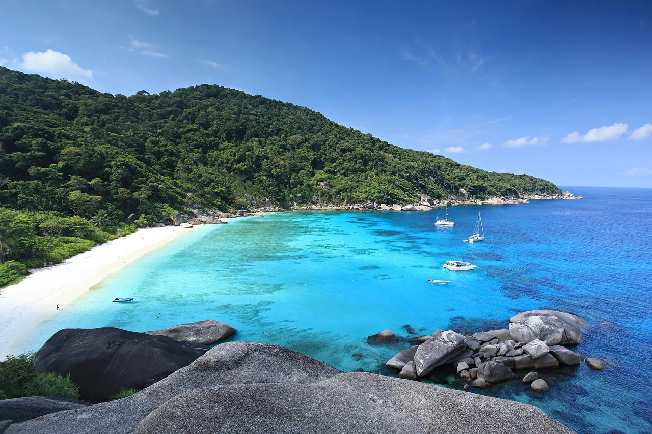 ภาพเขาหลักและสิมิลัน: ทัวร์สิมิลัน หมู่เกาะสิมิลัน: ฤดูกาล ค่าอุทยาน ไลฟ์อะบอร์ด