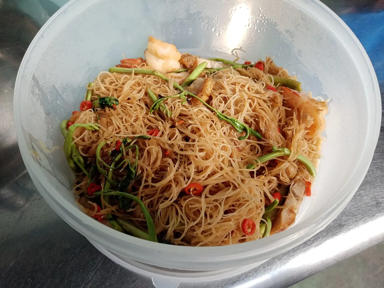 หมี่ผัดใส่ผักบุ้งกับพริกในกล่อง เป็นเส้นหมี่ข้าวเจ้าผัดแบบไทย ภาพจาก Wikimedia Commons ผู้ถ่าย Phoebus 28 สัญญา CC BY-SA 4.0 ไม่ใช่ผัดหมี่โคราช เป็นภาพประกอบเรื่องเส้นหมี่ผัดแห้ง และชื่อไฟล์ระบุว่าเป็นหมี่ผัดกระเฉด