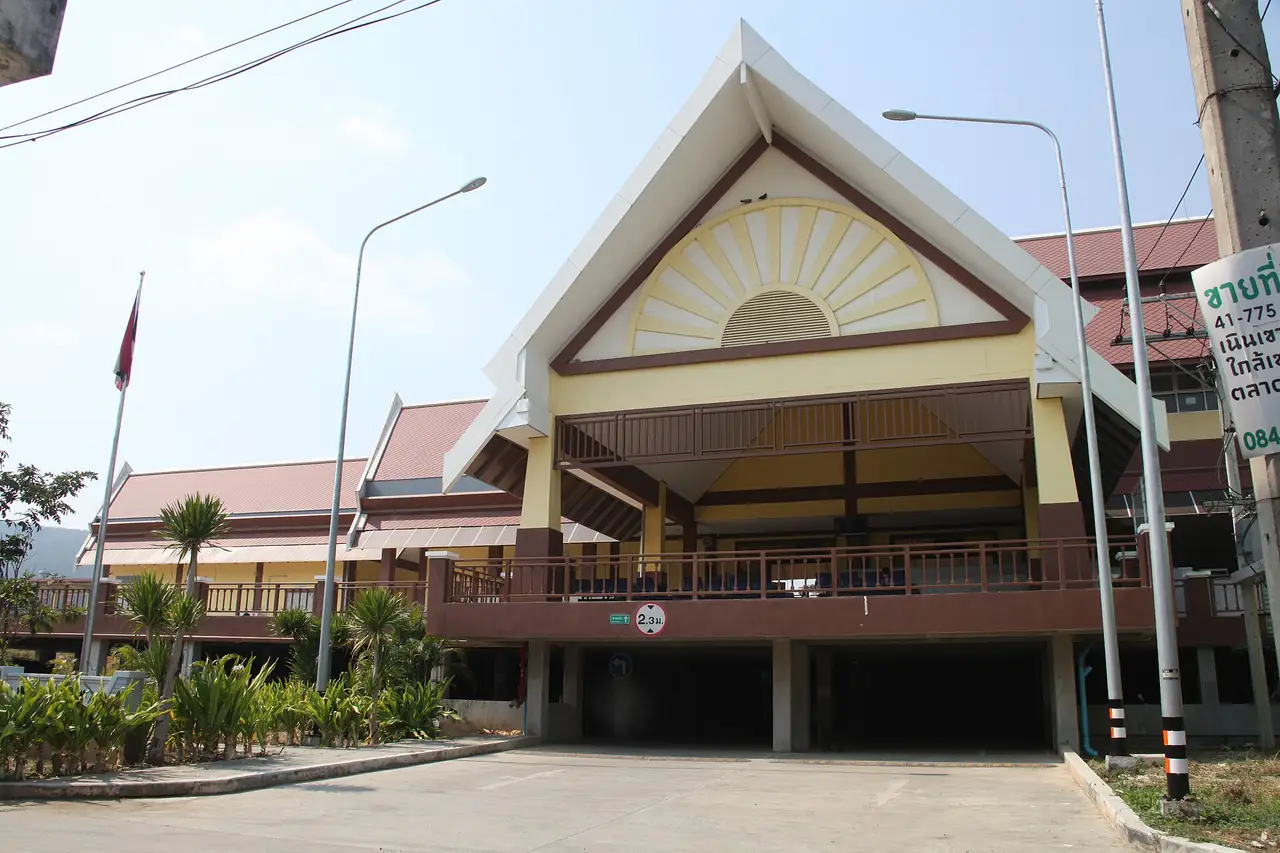 อาคารสถานีรถไฟปากช่องด้านหน้า ชื่อไฟล์บนคอมมอนส์ว่าสถานีรถไฟปากช่อง ภาพประกอบเรื่องการเดินทางไปปากช่องก่อนต่อรถไปฟาร์ม ภาพจาก Wikimedia Commons ผู้ถ่าย シャムネコ สัญญา CC BY-SA 4.0