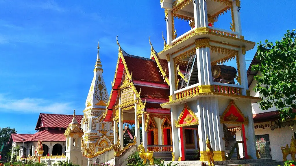 วัดธาตุประสิทธิ์ อำเภอนาหว้า เห็นเจดีย์สีขาวทอง หอระฆัง และอุโบสถหลังคาแดง ภาพจาก Wikimedia Commons ผู้ถ่าย Narathipfr สัญญา CC BY-SA 3.0 คำอธิบายไฟล์ว่าเป็นวัดประจำอำเภอนาหว้า เรายังไม่ยืนยันว่าเจดีย์ในภาพคือองค์พระธาตุประสิทธิ์หรือเจดีย์บริวาร ไม่ระบุวันที่ถ่าย