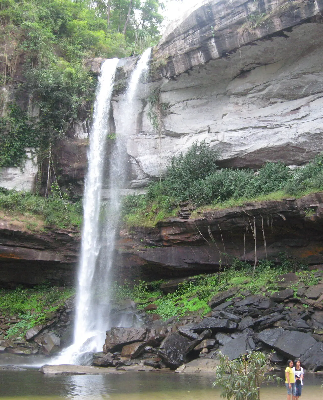 น้ำตกบักเตว (ห้วยหลวง) ภาพวันที่ 28 ธ.ค. 2551 ภาพจาก Wikimedia Commons ผู้ถ่าย ::::=UT=:::: (ชื่อผู้ใช้บนคอมมอนส์) สัญญา CC BY-SA 3.0 เป็นภาพเก่า สภาพทางเดินและบริเวณด้านล่างอาจเปลี่ยนไปแล้ว