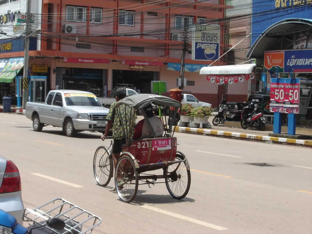 ถนนในเมืองสกลนครมีสามล้อถีบและรถกระบะ ภาพจาก Wikimedia Commons ผู้ถ่าย nakhon100 สัญญา CC BY 2.0 ภาพวันที่ 15 ก.ค. 2552 เป็นภาพประกอบชีวิตในเมือง ไม่ใช่เส้นทางไปวัด