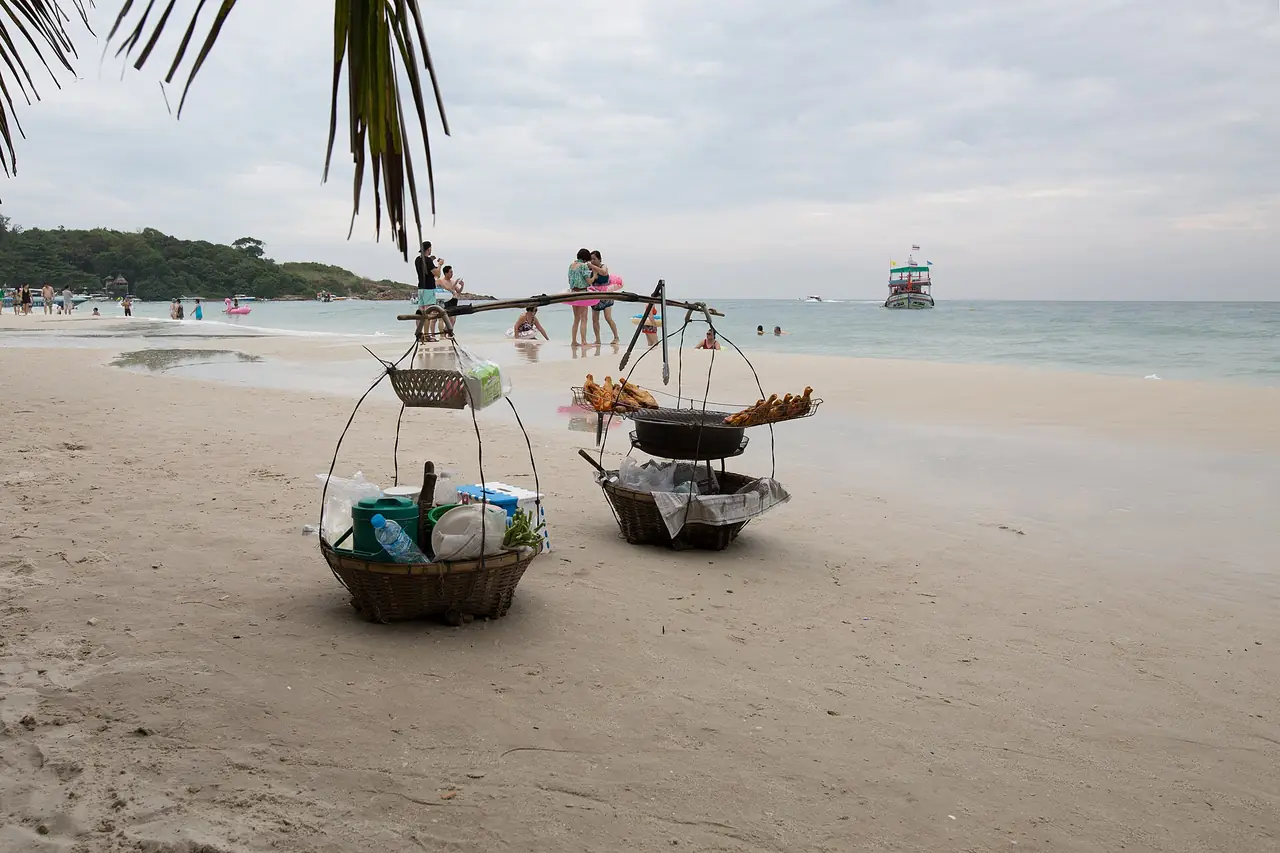 แม่ค้าตะกร้าหาบขายของริมหาดทรายเกาะเสม็ด ภาพถ่ายจาก Wikimedia Commons ผู้ถ่าย PA สัญญา CC BY-SA 4.0 ภาพนี้แสดงบรรยากาศชายหาดที่นักท่องเที่ยวขึ้นมาพักหลังทริป ไม่ใช่จุดดำน้ำ