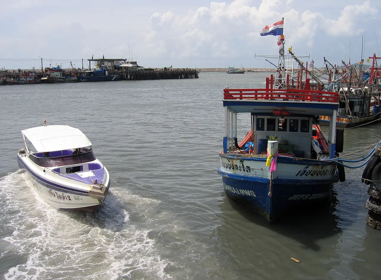 สปีดโบ๊ตและเรือโดยสารไม้ที่บ้านเพ เป็นภาพให้เห็นความต่างของเรือสองแบบที่ใช้ข้ามไปเกาะ ภาพถ่ายจาก Wikimedia Commons ผู้ถ่าย Bjørn Erik Pedersen สัญญา CC BY-SA 3.0 เป็นภาพประกอบ