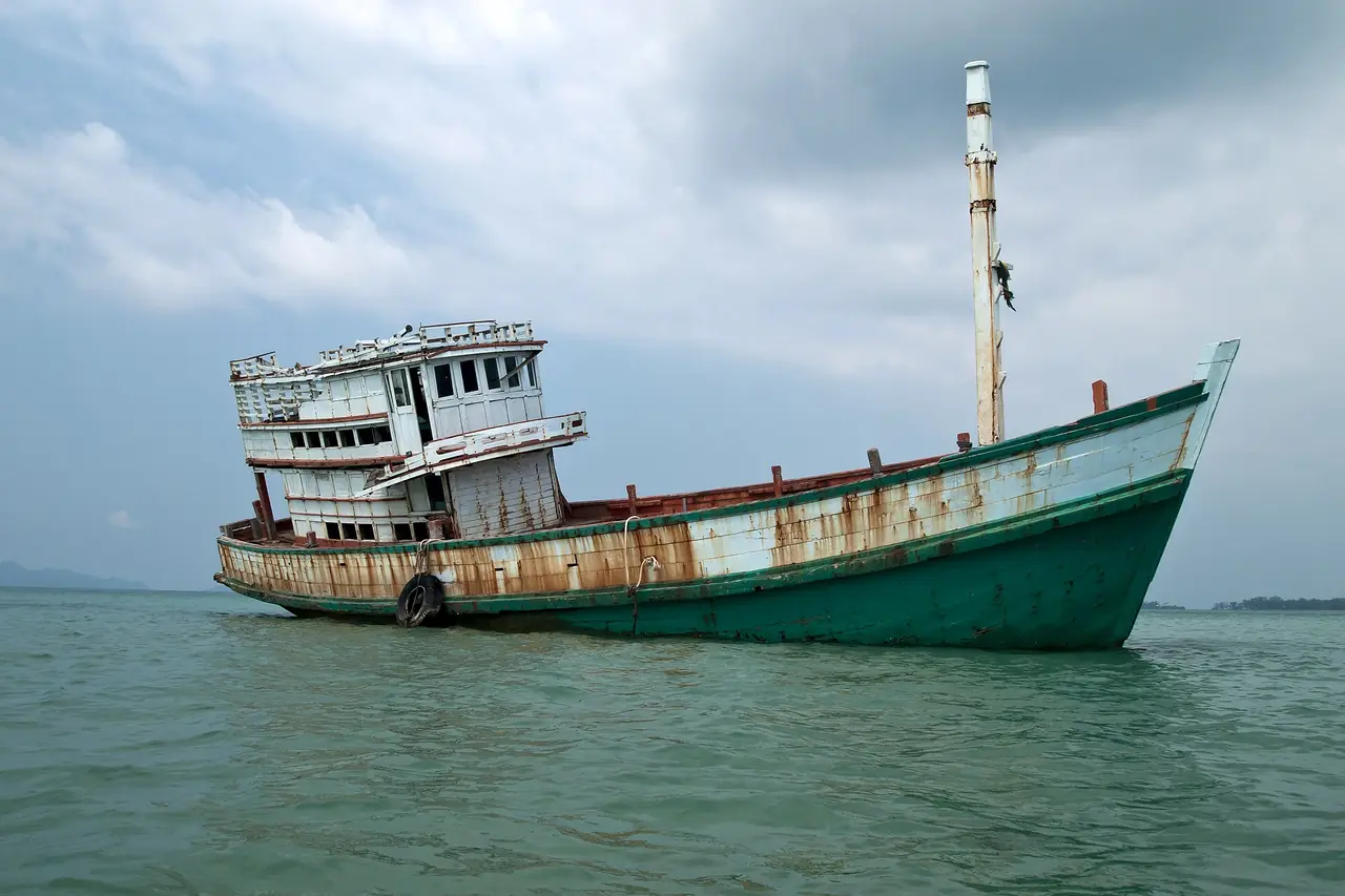 เรือประมงเก่าที่จมบางส่วนในทะเลอ่าวไทยใกล้เกาะหมาก ภาพจาก Wikimedia Commons ผู้ถ่าย Vyacheslav Argenberg สัญญา CC BY 4.0 ชื่อไฟล์ระบุว่าเป็นซากเรือ ไม่ใช่เรือโดยสารปัจจุบัน เป็นภาพประกอบทะเลและเรือ