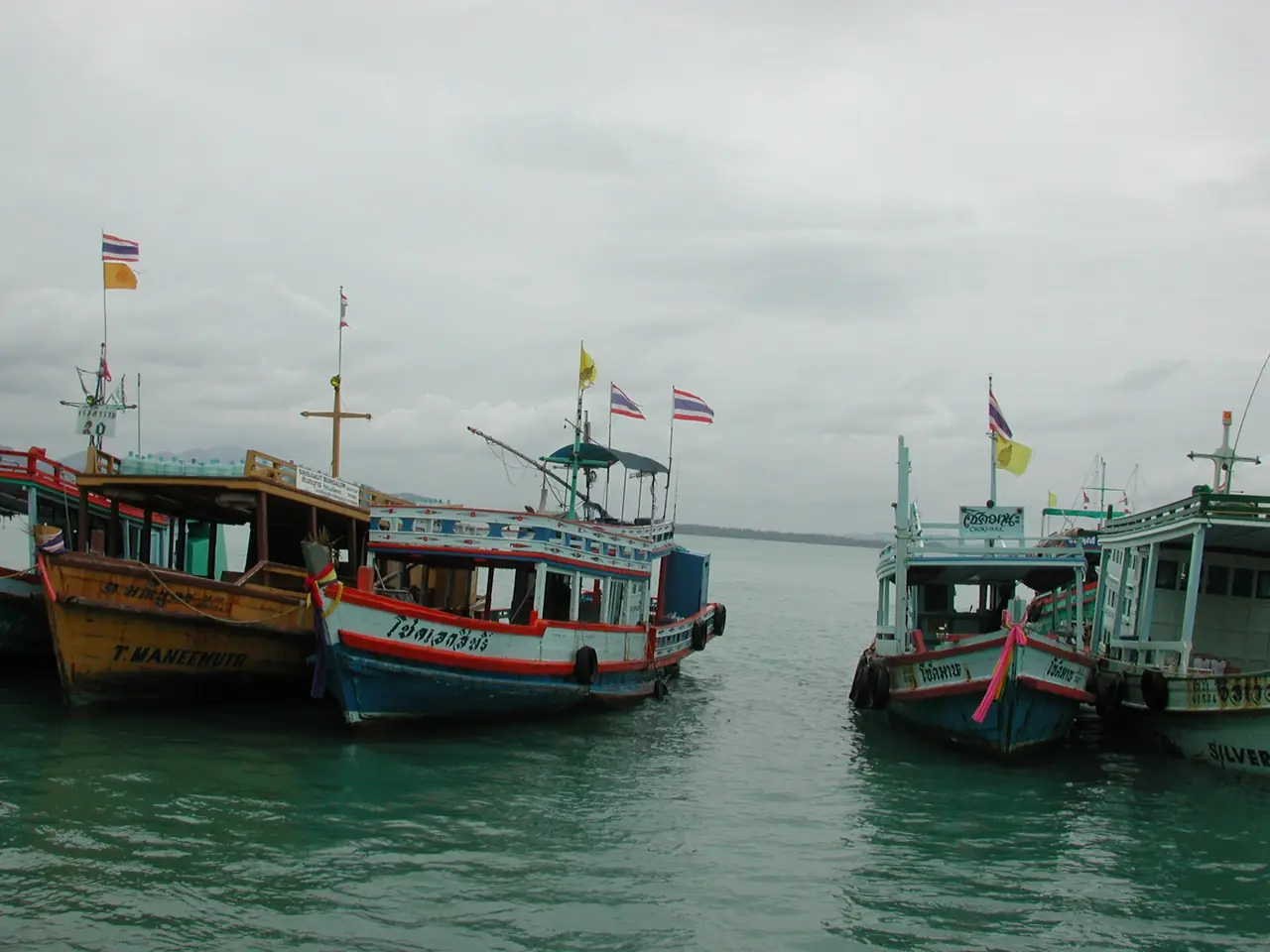 เรือไม้ลำเล็กจอดเทียบท่าที่เกาะเสม็ด ภาพจาก Wikimedia Commons ผู้ถ่าย Frankee 67 สัญญา CC BY-SA 3.0 ชื่อไฟล์เรียกเรือว่าจั๊งค์ ไม่ได้ลงวันที่ เป็นภาพประกอบเก่า
