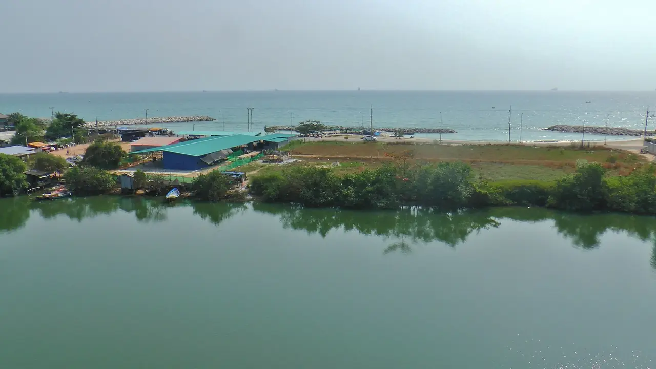 มุมสูงมองลำน้ำและชายหาดใกล้ปากแม่น้ำระยอง ตามคำบรรยายภาพภาษาเยอรมันบนคอมมอนส์ว่ามองจากหอชมวิวสวนป่าชายเลนไปทางตะวันออกเฉียงใต้ ภาพจาก Wikimedia Commons ผู้ถ่าย FkMohr สัญญา CC BY-SA 3.0 DE เป็นภาพเก่า ไม่ได้ลงวันที่