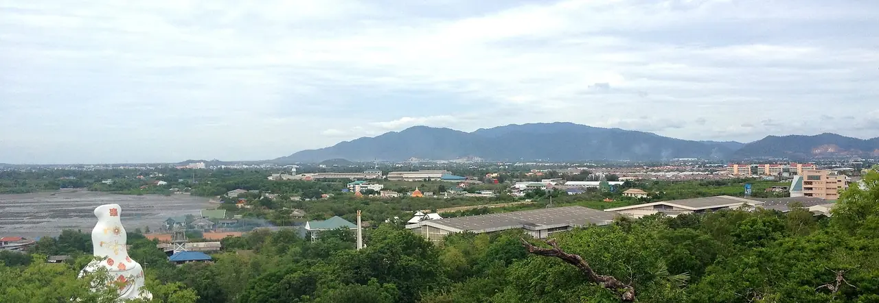 ชุมชนอ่างศิลาและเมืองมองจากเขาสามมุขตามชื่อไฟล์ มีรูปปั้นสีขาวที่มุมซ้าย ภาพจาก Wikimedia Commons ผู้ถ่าย Sanchai Wadwiang ประกาศเป็นสาธารณสมบัติ ไม่ระบุปีที่ถ่าย