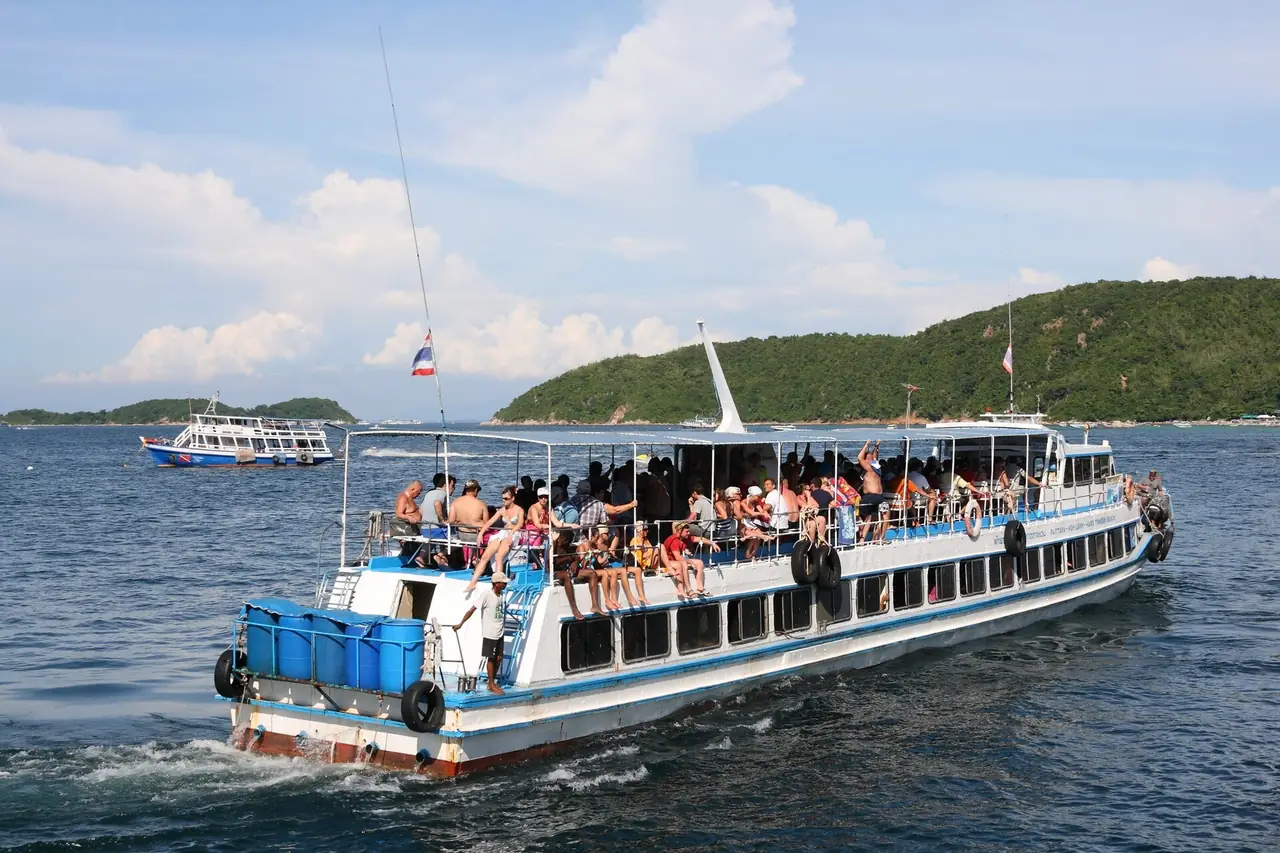 เรือโดยสารขนาดใหญ่ชั้นเดียวบรรทุกนักท่องเที่ยวบนเส้นทางพัทยา-เกาะล้าน ภาพจาก Wikimedia Commons ผู้ถ่าย Ilya Plekhanov สัญญา CC BY-SA 3.0 ไม่ระบุปีที่ถ่ายและไม่ระบุว่าเป็นเรือของผู้ประกอบการรายใด