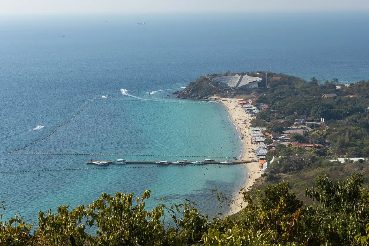 หาดแสม (Samae Beach) เกาะล้าน มองจากจุดชมวิวกังหันลมตามชื่อไฟล์บนคอมมอนส์ ภาพจาก Wikimedia Commons ผู้ถ่าย iMahesh สัญญา CC BY-SA 4.0 ไม่ระบุปีที่ถ่าย