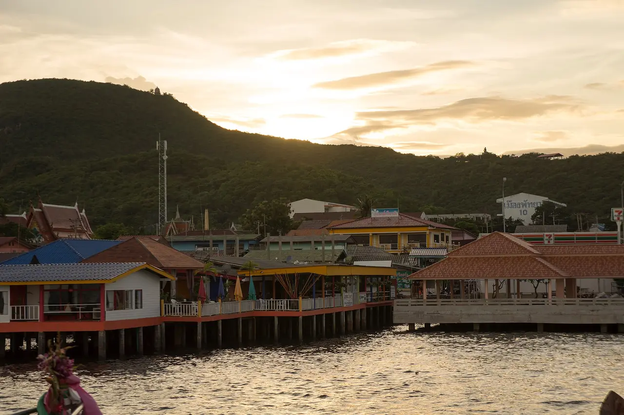 ท่าเรือและบ้านเรือนริมน้ำบนเกาะล้านตอนพระอาทิตย์ตก ภาพจาก Wikimedia Commons ผู้ถ่าย Jonathanfv สัญญา CC BY 3.0 ตามคำบรรยายภาพบนคอมมอนส์ถ่ายจากเรือ ไม่ระบุปีที่ถ่ายและไม่ระบุว่าท่าไหน