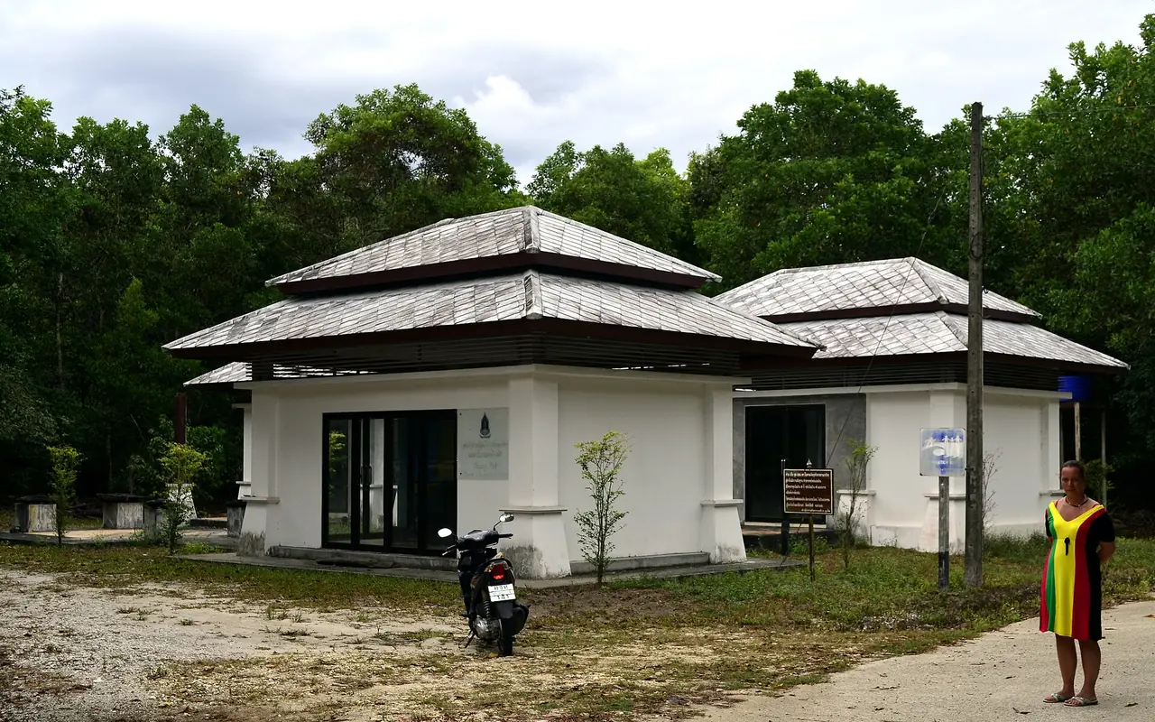 ศูนย์ข้อมูลโบราณคดีทุ่งตึก เกาะคอเขา อำเภอตะกั่วป่า ภาพจาก Wikimedia Commons ผู้ถ่าย Hartmann Linge สัญญา CC BY-SA 4.0 ไม่ใช่คลองสังเน่ห์ เป็นภาพประกอบของแหล่งโบราณคดีในอำเภอเดียวกัน