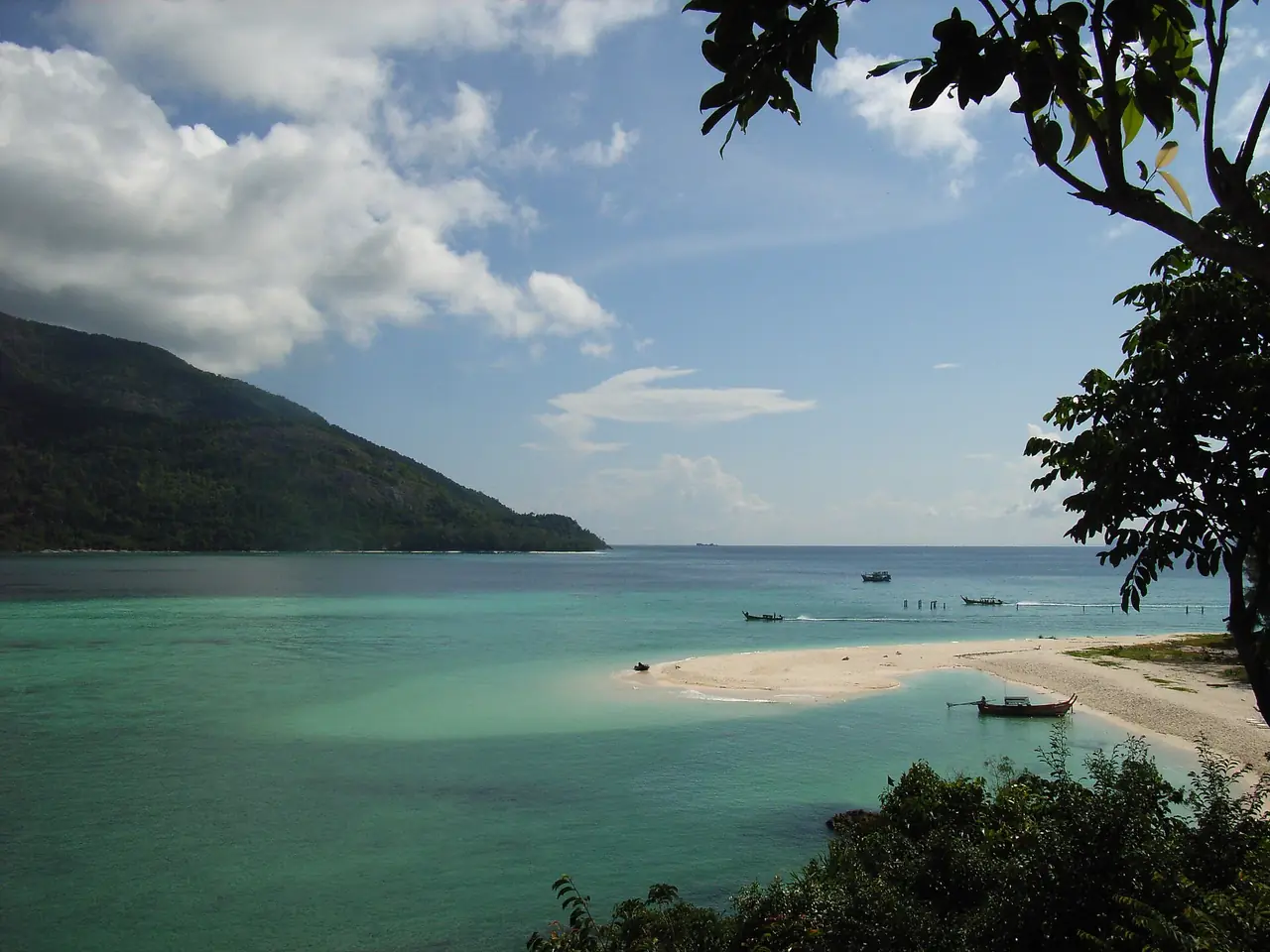 ทัศนียภาพหาดกลางเกาะหลีเป๊ะ ตามคำบรรยายภาพบน Commons มองเห็นสันทรายสีขาว น้ำสีเขียวอมฟ้าและเนินเขาเกาะอาดังทางซ้าย ภาพถ่ายจาก Wikimedia Commons ผู้ถ่าย Tuya70 สัญญา CC BY-SA 3.0 ภาพเก่าไม่ระบุปีใช้ประกอบ