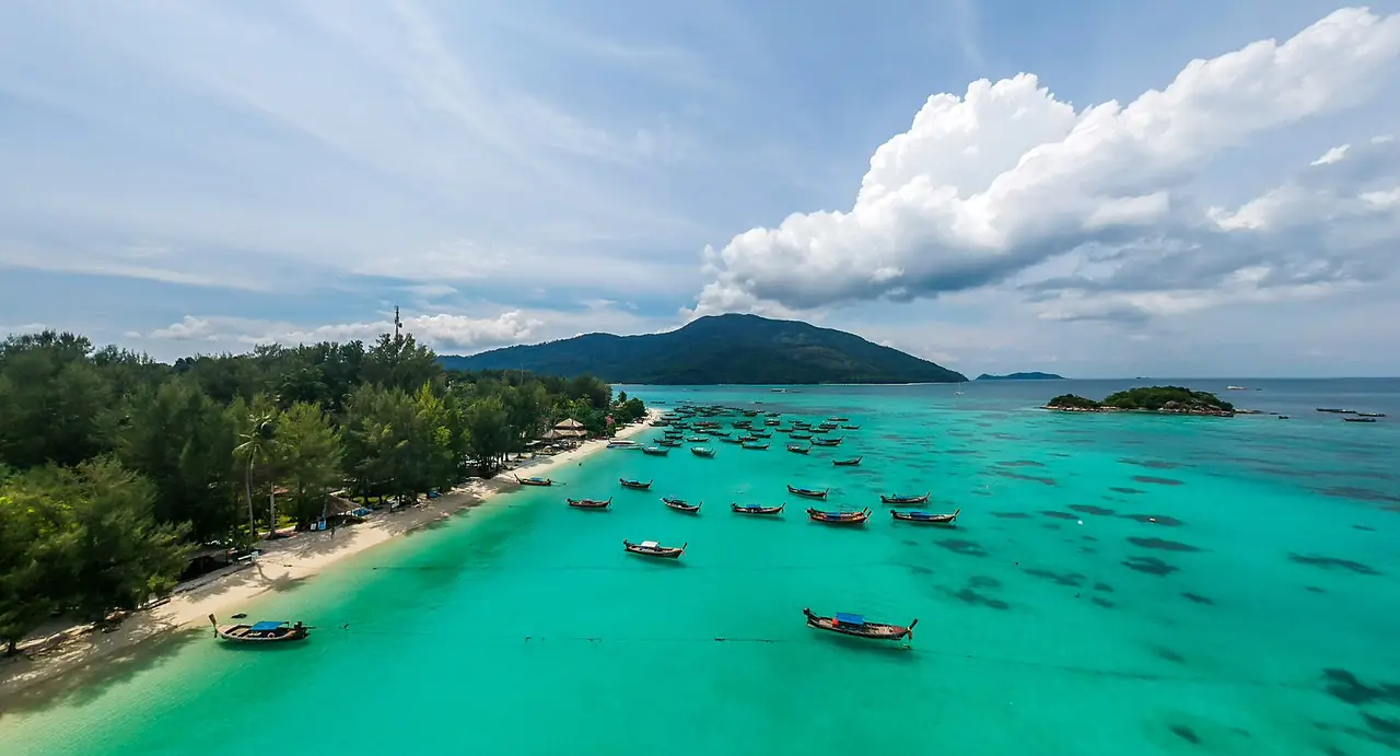 ภาพประกอบ เกาะหลีเป๊ะ: หาดเกาะหลีเป๊ะ 2569 พัทยา ซันไรส์ ซันเซ็ต คาร์มา หาดไหนสวย