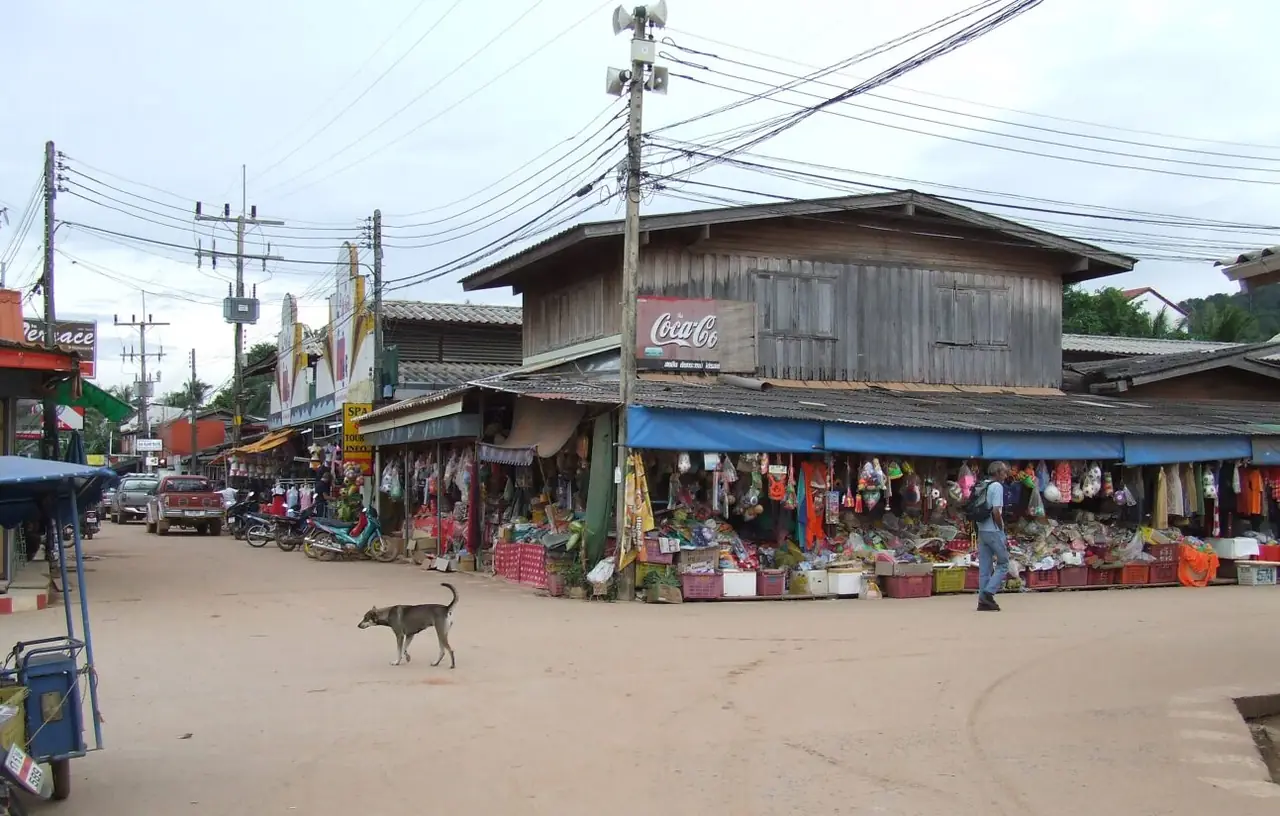 ถนนสายหลักของบ้านศาลาด่าน ท่าขาเข้าและศูนย์กลางร้านค้าทางเหนือของเกาะ ภาพถ่ายจาก Wikimedia Commons ผู้ถ่ายไม่ระบุชัด Commons ระบุว่าน่าจะเป็น Neitram ภาพถ่ายปี 2549 เป็นภาพเก่าใช้ประกอบ สัญญา CC BY-SA 3.0