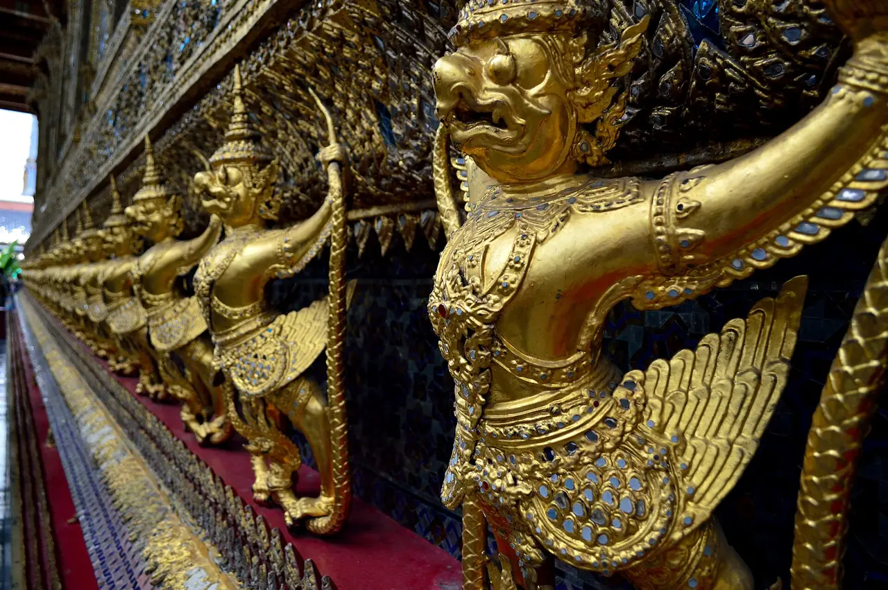ครุฑยุดนาคปิดทองรอบฐานพระอุโบสถ ภาพจาก Wikimedia Commons ผู้ถ่าย Supercarwaar สัญญา CC BY-SA 3.0