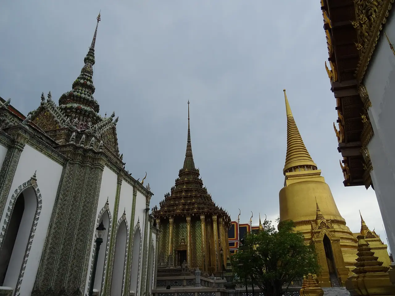 วิหารยอด พระมณฑป และพระศรีรัตนเจดีย์ในวัดพระแก้ว ภาพจาก Wikimedia Commons ผู้ถ่าย Christophe95 สัญญา CC BY-SA 4.0