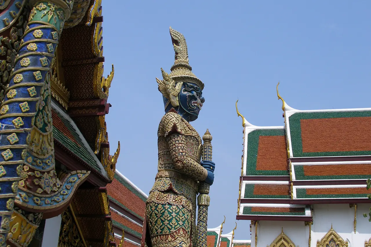 ยักษ์ทวารบาลหน้าประตูอาคารในวัดพระแก้ว ภาพจาก Wikimedia Commons ผู้ถ่าย Vyacheslav Argenberg สัญญา CC BY 4.0 ไม่ได้ระบุว่าเป็นยักษ์ตนใด