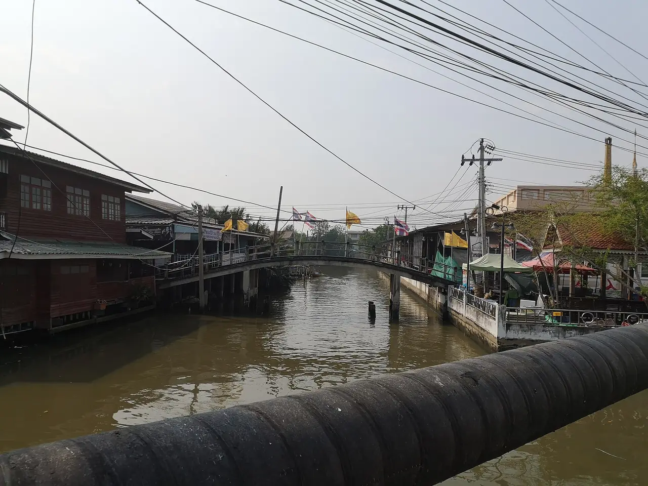 คลองและสะพานไม้เล็กในชุมชนบ้านสาขลา บ้านเรือนสองฝั่งคลอง ภาพจาก Wikimedia Commons ผู้ถ่าย Dharmadana ถ่ายเมื่อ 5 ม.ค. 2565 สัญญา CC BY-SA 4.0