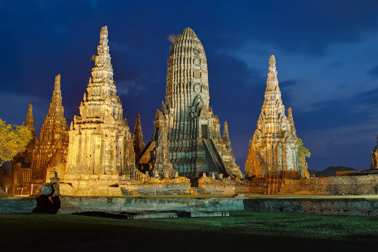ปรางค์ของวัดไชยวัฒนารามเมื่อมีไฟส่องตอนค่ำ ภาพจาก Wikimedia Commons ผู้ถ่าย JJ Harrison สัญญา CC BY-SA 3.0 ไม่ทราบวันที่ถ่ายและไม่ได้แปลว่าตอนนี้เปิดชมกลางคืนทุกวัน