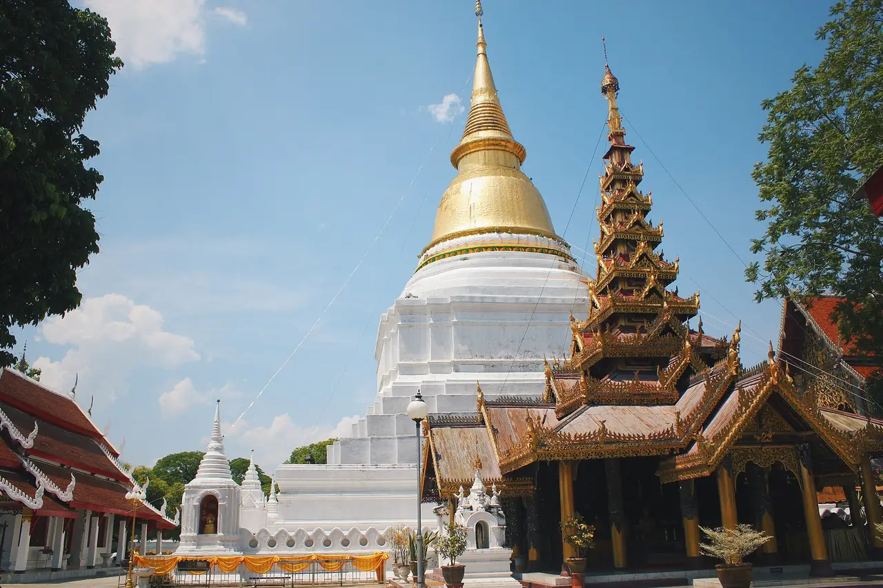 พระบรมธาตุดอนเต้าสีทองฐานสีขาว และมณฑปยอดปราสาทศิลปะพม่าด้านขวา ภาพของ Suwapan91 จาก Wikimedia Commons สัญญา CC BY-SA 4.0