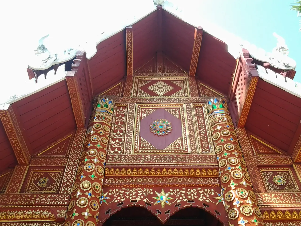 ช่อฟ้าและหน้าจั่วประดับกระจกสีของอาคารในเขตวัด ภาพของ Disthan จาก Wikimedia Commons สัญญา CC BY-SA 4.0 ชื่อไฟล์ระบุพระอุโบสถวัดสุชาดารามในเขตวัดพระแก้วดอนเต้า