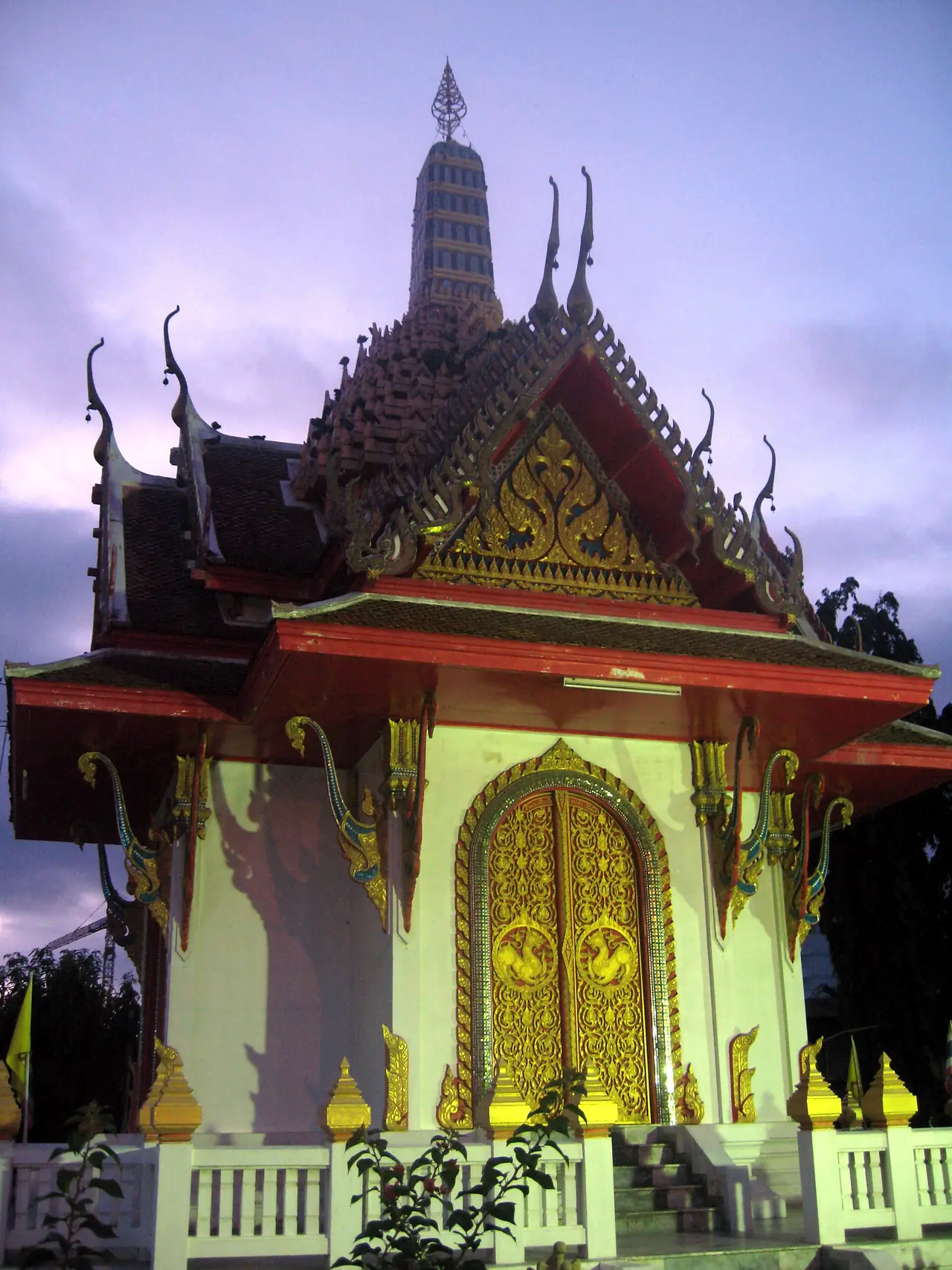 ศาลหลักเมืองสิงห์บุรี ภาพประกอบเมืองสิงห์บุรี ไม่ใช่ภาพเจดีย์ของวัดอัมพวันซึ่งเราไม่พบภาพที่ใช้ได้บนคอมมอนส์ ภาพจาก Wikimedia Commons ผู้ถ่าย ::::=UT=:::: สัญญา CC BY-SA 3.0