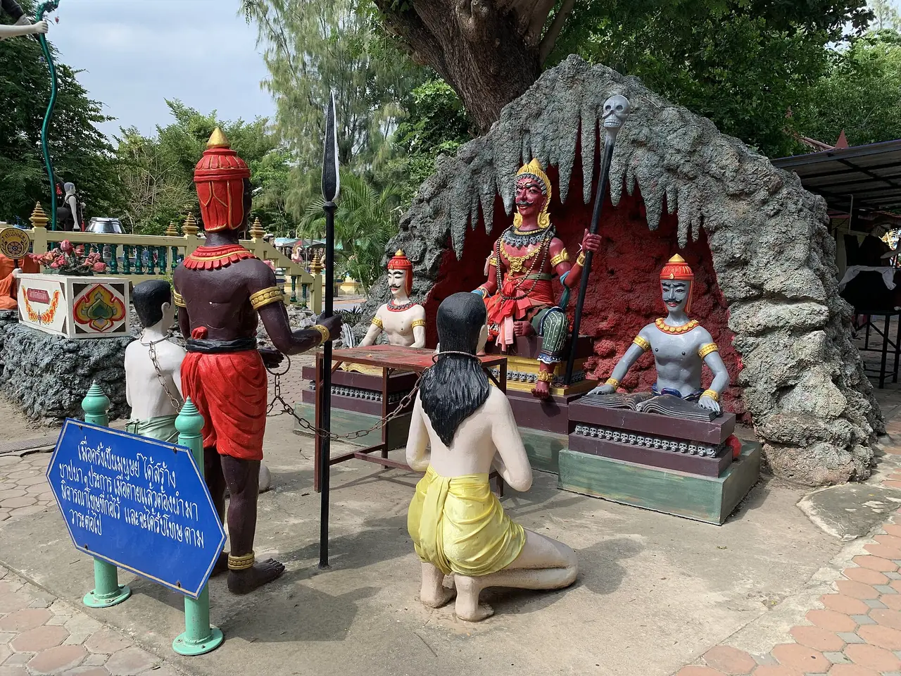 ฉากพระยมพิพากษาที่วัดม่วง จังหวัดอ่างทอง ถ่ายปี 2567 ตามชื่อไฟล์ ภาพนี้ไม่ใช่วัดไผ่โรงวัว ใช้เป็นตัวอย่างฉากแบบที่พบในสวนนรกของวัดไทย ภาพจาก Wikimedia Commons ผู้ถ่าย Chainwit. สัญญา CC BY 4.0