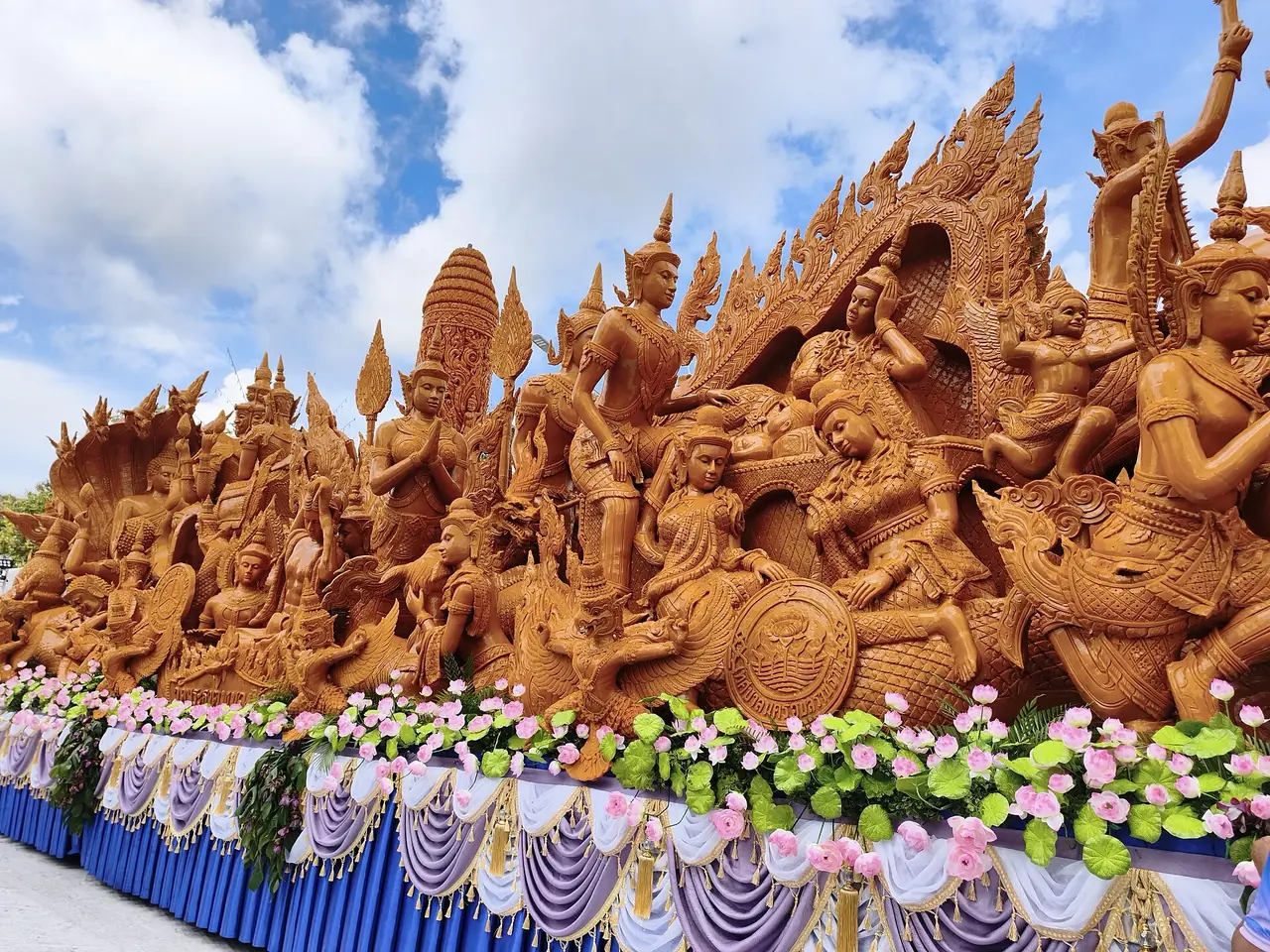 ภาพอุบลราชธานี: งานแห่เทียนพรรษาอุบลฯ 2569 ตารางงาน ผ้าไหม ทองเหลือง